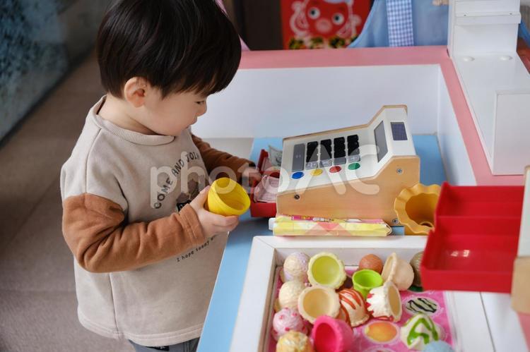 おままごとをする子供 子供,ままごと,おままごとの写真素材