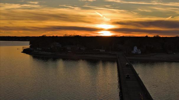 夕暮れのアメリカのリゾートの島と架け橋の写真