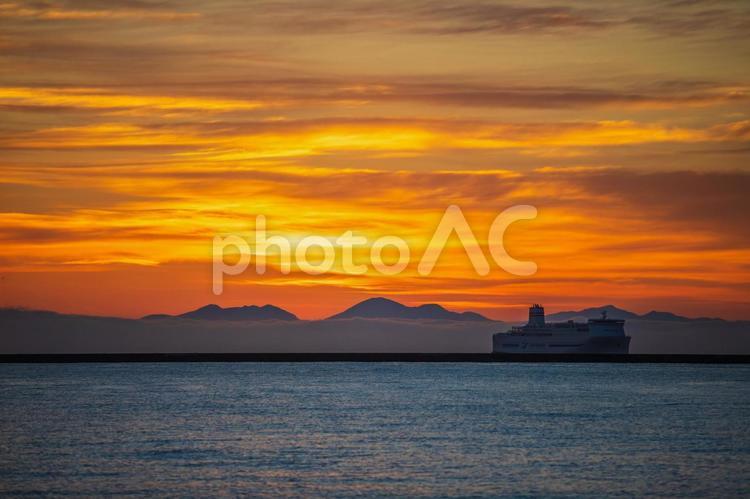 北海道小樽港　朝焼け風景 海,朝焼け,絶景の写真素材