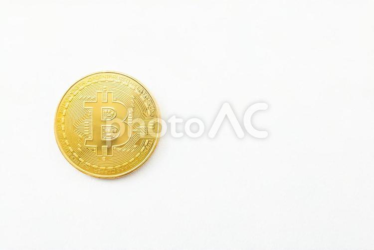 白背景にビットコイン ビットコイン,仮想通貨,コインの写真素材