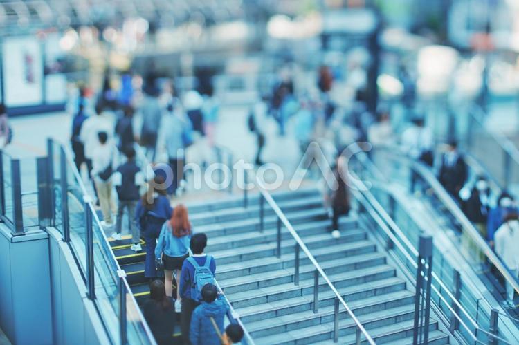 大阪の街を歩く人々 ぼかしイメージ 女性,人物,歩行者の写真素材
