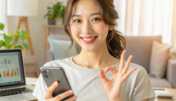 家計がうまくいきスマホ片手に微笑む女性 家計がうまくいきスマホ片手に微笑む女性の写真