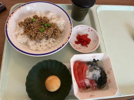 入院食・病院食：ドライカレーとサラダ 病院食,入院食,海藻サラダの写真素材