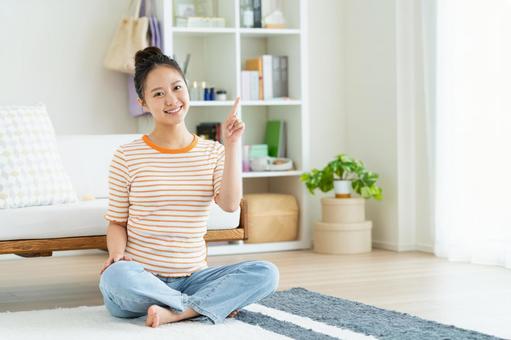 おすすめする若い女性 指さし,女性,笑顔の写真素材