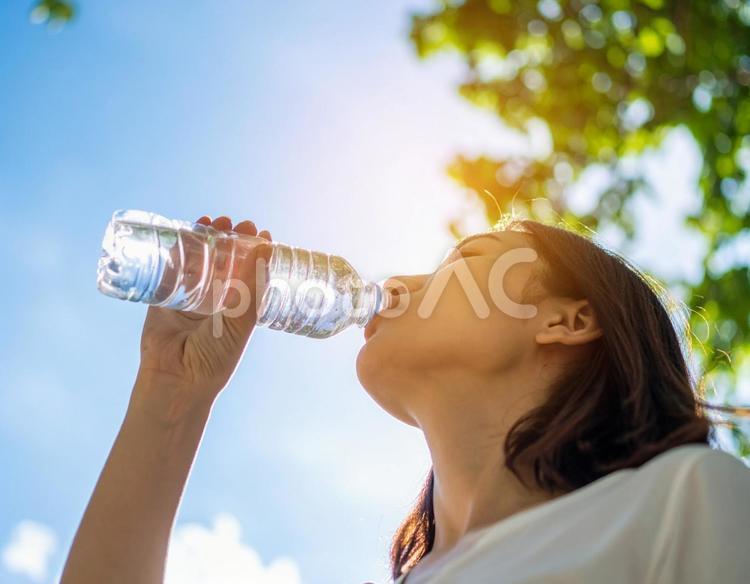 水分補給をする女性 猛暑,夏,暑いの写真素材