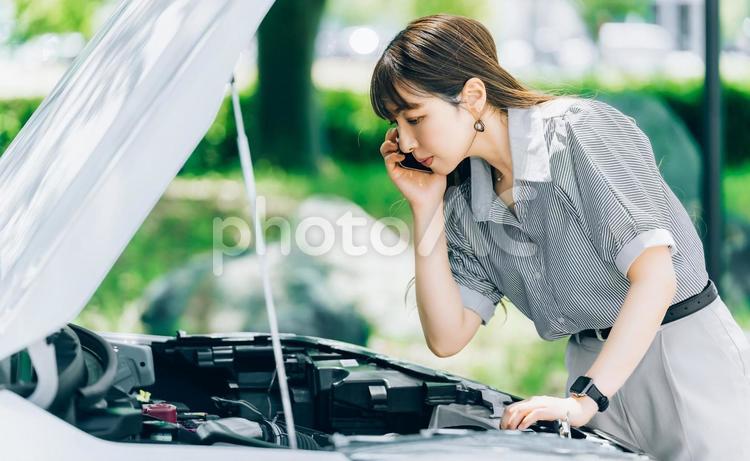 車が故障してロードサービスに連絡する女性 車,故障,女性の写真素材