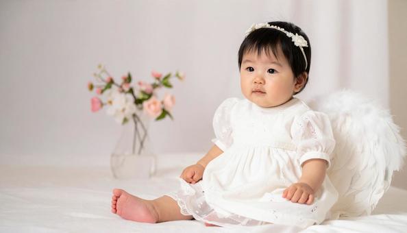 天使の恰好で記念撮影する日本人の赤ちゃん 天使の恰好で記念撮影する日本人の赤ちゃんの写真