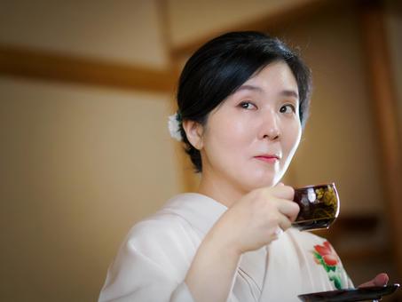 33:お茶をいただく着物の女性 33:お茶をいただく着物の女性の写真