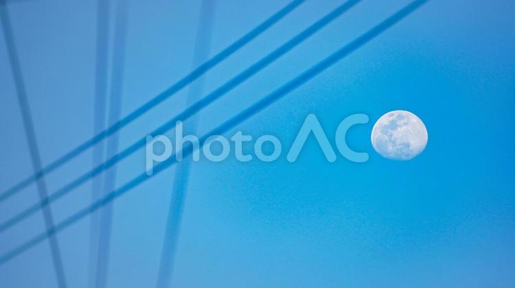 電線と月 月,青空,空の写真素材