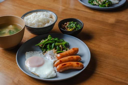 ウインナーと目玉焼きの朝食 ウインナーと目玉焼きの朝食 朝食,和食,洋食の写真素材