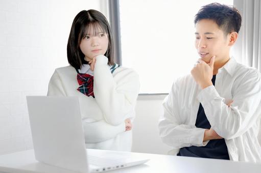 考える二人の学生 考える二人の学生 友達,生徒,男女の写真素材