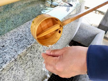寺社の手水で手指を浄める 寺社の手水で手指を浄める 手水,柄杓,手水舎の写真素材
