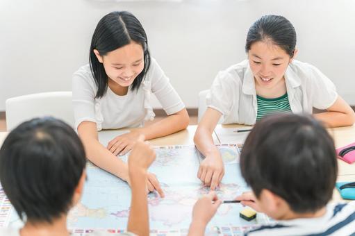 学校で友達とグループワーク・勉強する子供 学校で友達とグループワーク・勉強する子供 勉強,アクティブラーニング,友達の写真素材
