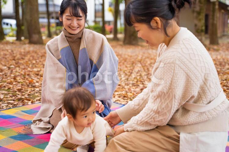 秋の公園でママ友と話す女性 ママ友,話す,主婦の写真素材