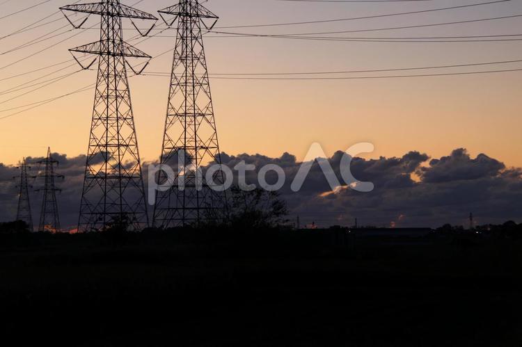 遠くに雨雲のある夕暮れ 雨雲,境界,雲の写真素材