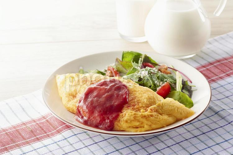 オムレツ　朝ごはんイメージ オムレツ,牛乳,朝ごはんの写真素材