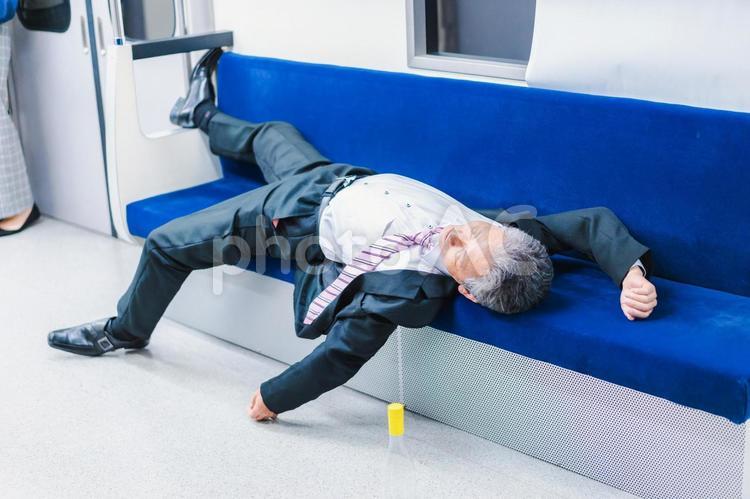 電車内で寝転ぶ中年男性 飲み会,車内,お酒の写真素材