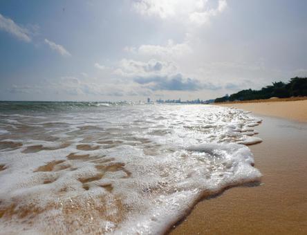 砂浜と白い波の写真