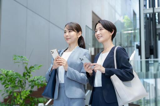 オフィスに通勤をするビジネスウーマン 通勤,ビジネスウーマン,女性の写真素材