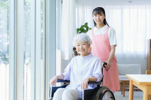 シニア女性を介護をする介護士の女性 シニア女性を介護をする介護士の女性 介護,介護士,シニアの写真素材