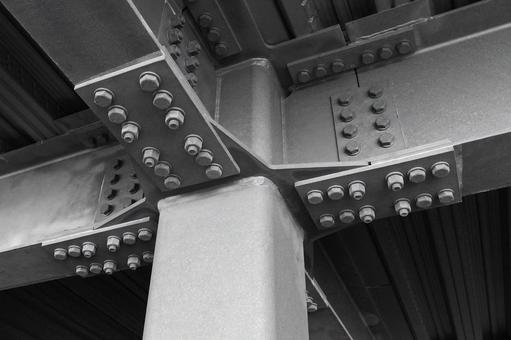 柱と鉄骨構造のボルトとナットの連結模様 鋼材,鉄骨,ナットの写真素材