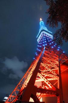 青と赤ライトアップ東京タワーの夜景 青と赤ライトアップ東京タワーの夜景の写真