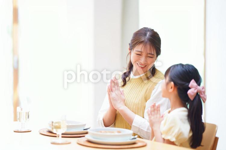 いただきますをする親子 母,娘,食事の写真素材