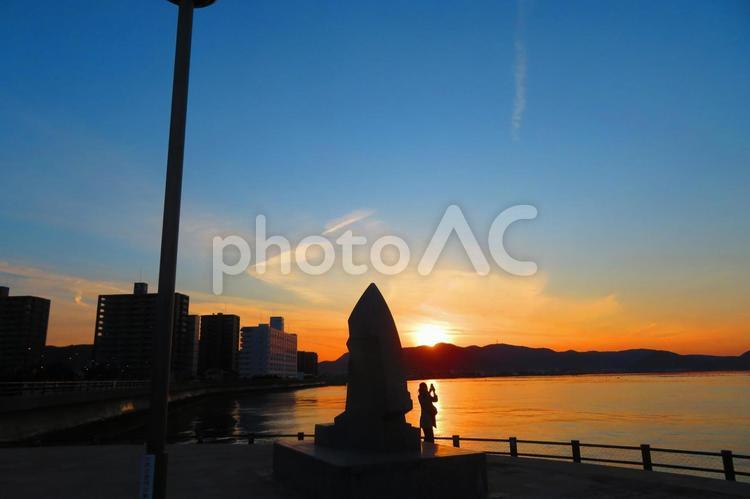 ２月中旬のサンポート高松からの瀬戸内海の夕焼け 背景,夕焼け,たそがれの写真素材
