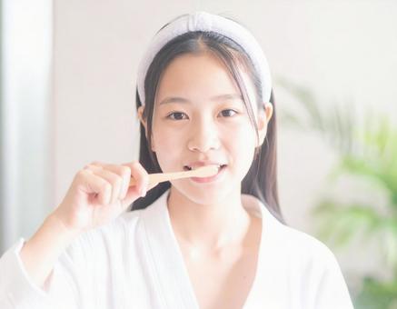 歯磨きをする女性 歯磨きをする女性の写真