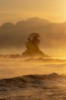 幻想的な気嵐と朝の波_縦 冬,朝,海の写真素材