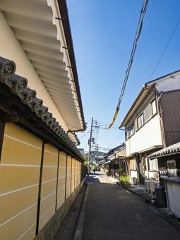 黄壁が映える今井町の路地 黄壁が映える今井町の路地の写真