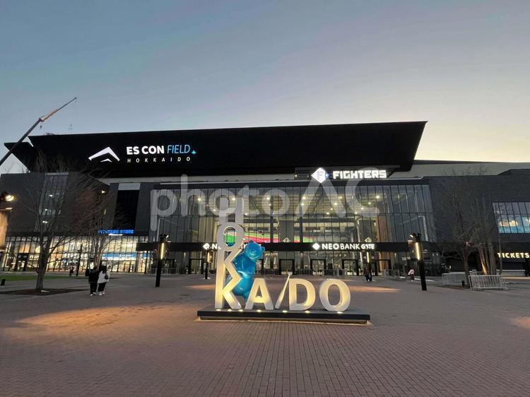 夕闇に映えるボールパークの入口 野球,スタジアム,看板の写真素材