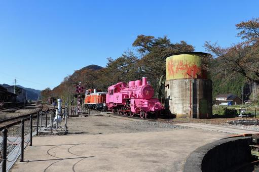 秋の青空に映えるピンクのＳＬと給水塔 sl,蒸気機関車,給水塔の写真素材