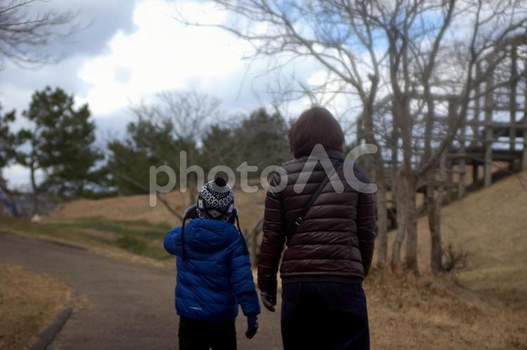 ※＜素材＞冬の公園を散歩する親子の景色 女性,子供,男性の写真素材