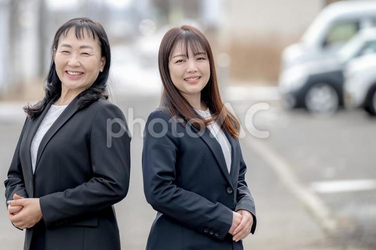 車と二人のビジネスウーマン 営業,スタッフ,人物の写真素材