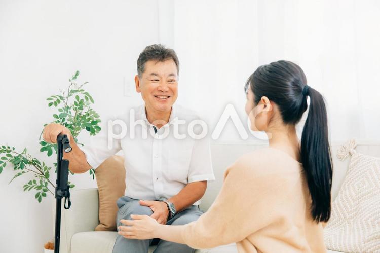 高齢者の男性と若い女性（介護・笑顔） 介護,高齢者,介助の写真素材