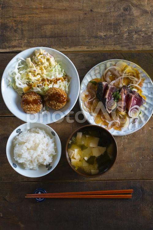 鰹のタタキの夜ご飯 鰹のタタキ,カツオ,タタキの写真素材