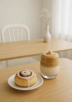 シナモンロールとダルゴナコーヒーの写真