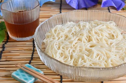 そうめんと朝顔 そうめんと朝顔 そうめん,めんつゆ,麺類の写真素材