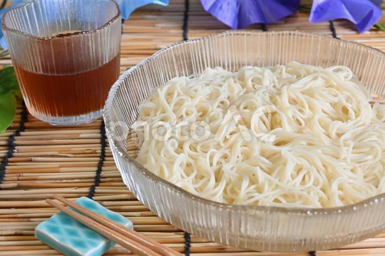 そうめんと朝顔 そうめん,めんつゆ,麺類の写真素材
