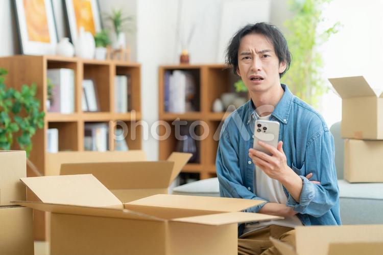 引越しをする若い男性 引越し,男性,引っ越しの写真素材