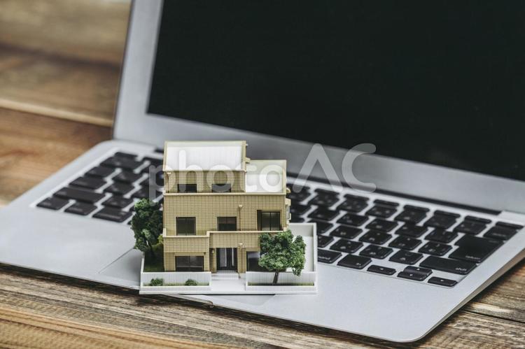 住宅模型とノートパソコン パソコン,ノートパソコン,bgの写真素材