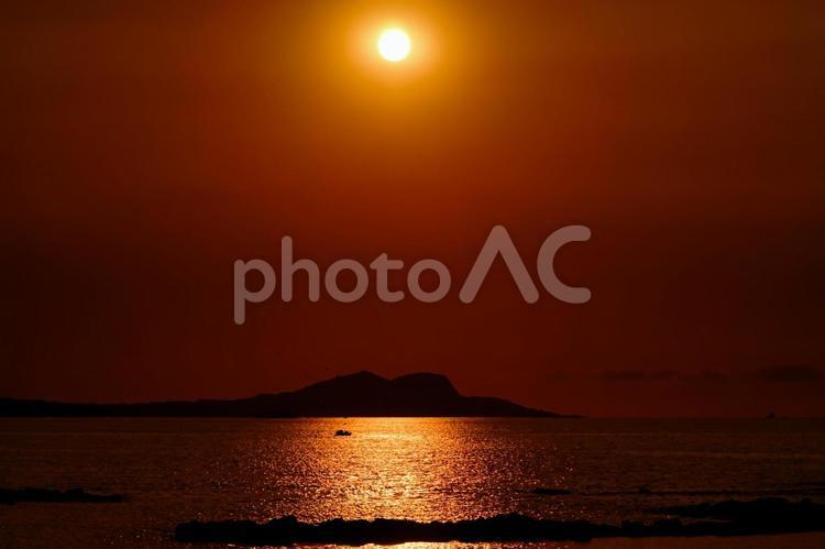 ＜五島の風景＞夜明けの富江キャンプ村 朝日,夕日,太陽の写真素材