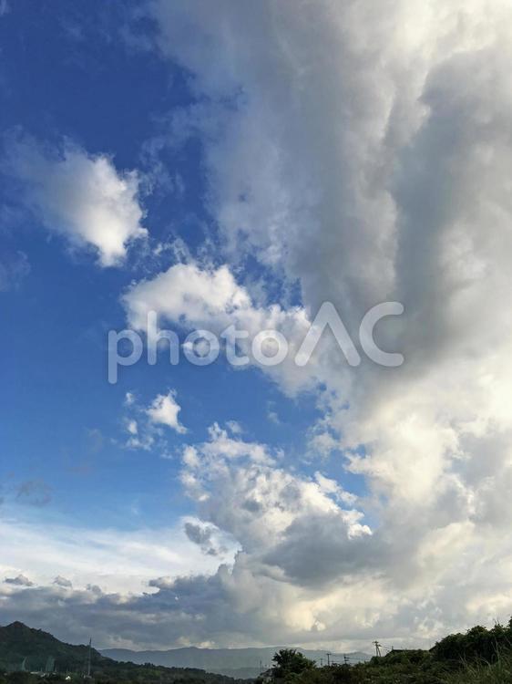 空と雲　原っぱ　田舎景色 空,青空,雲の写真素材