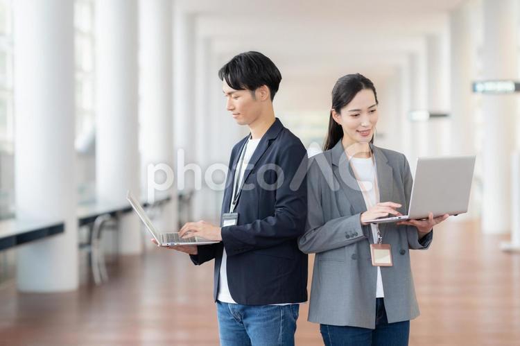 会議をする男女のビジネスマン ビジネス,エンジニア,会議の写真素材