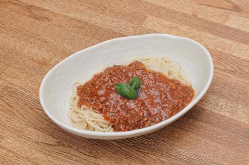 深めの皿とスパゲッティミートソース 深めの皿とスパゲッティミートソース 麺,ヌードル,スパゲッティの写真素材