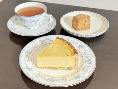 フランとスコーンでティータイム タルト,フラン,カスタードクリームの写真素材