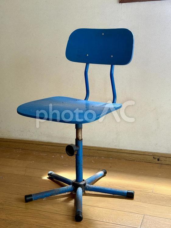 青いベンチ　捨てる直前の椅子 青,荷物置き場,レトロの写真素材