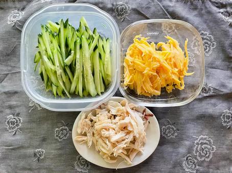 冷やし中華のトッピング 冷やし中華のトッピング きゅうり,錦糸卵,卵焼きの写真素材