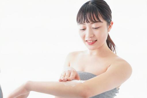 肌にクリームを塗る若い女性 肌にクリームを塗る若い女性 しみ,女性,パックの写真素材